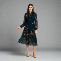 Дамска рокля с флорален принт в петролено синьо | колекция есен-зима 6Sense