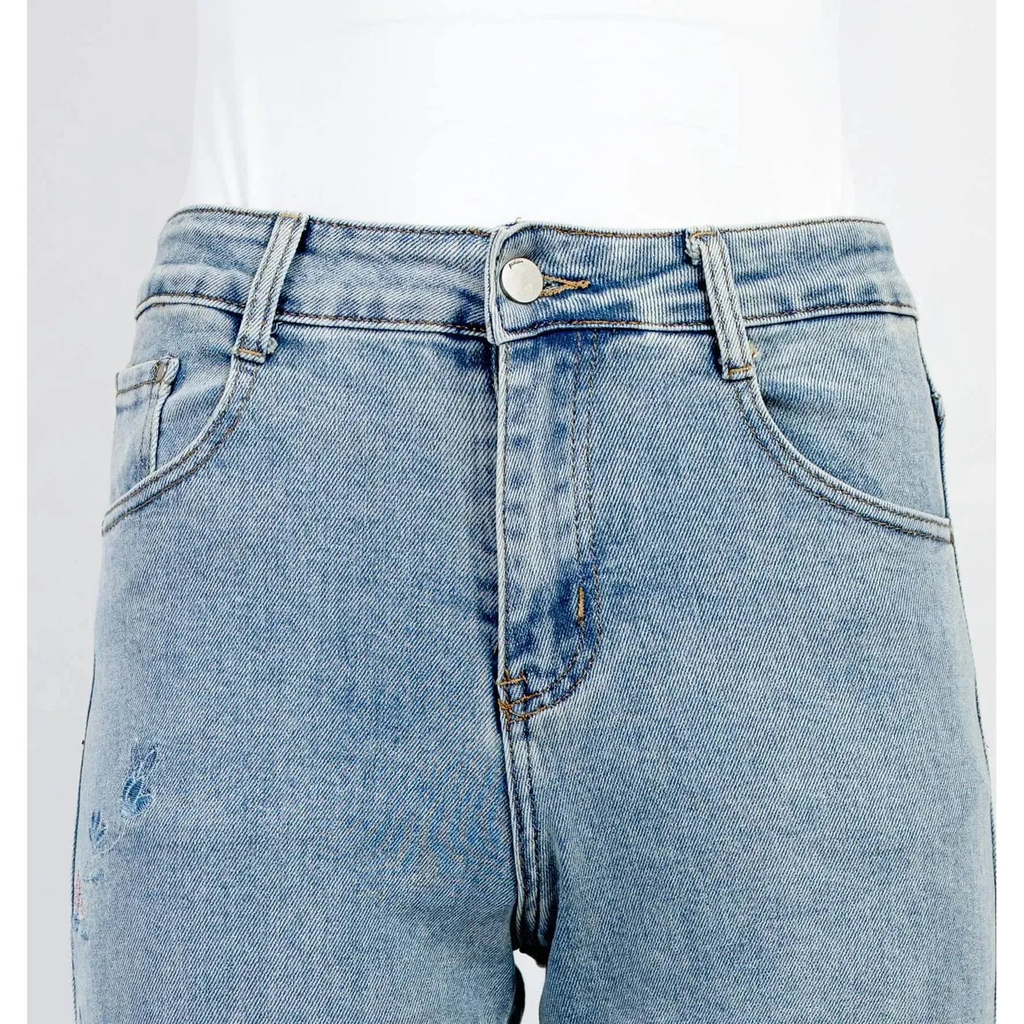 Дамски дънки със светъл деним и флорална бродерия | колекция есен-зима 6Sense