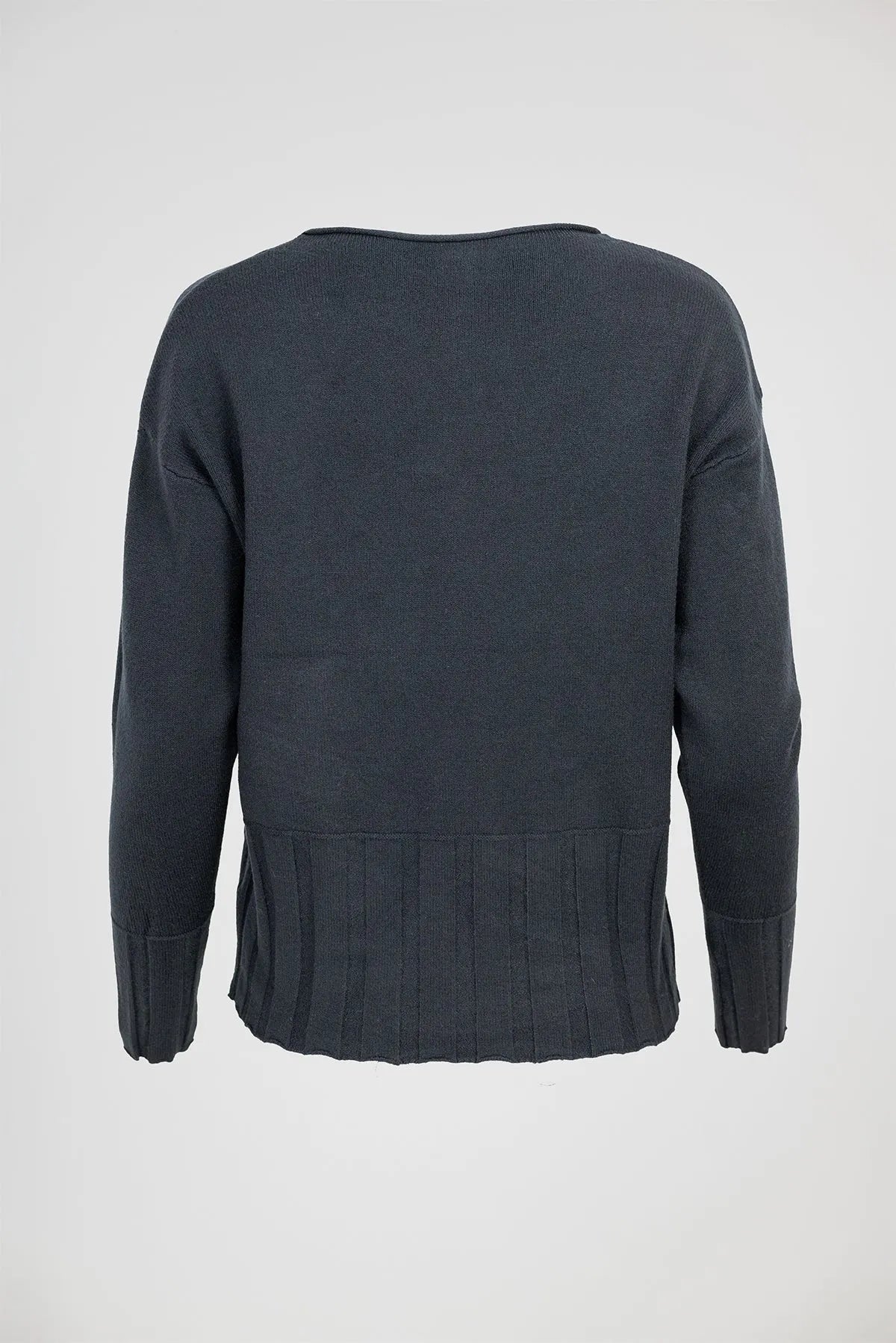 Дамски фин пуловер в черно с рипсен подгъв - Soft Line-пуловери-6Sense