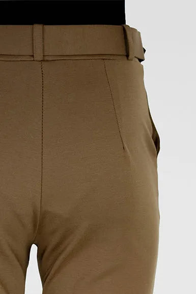Elegant camel women's trousers with a belt, straight leg, and discreet side pockets.