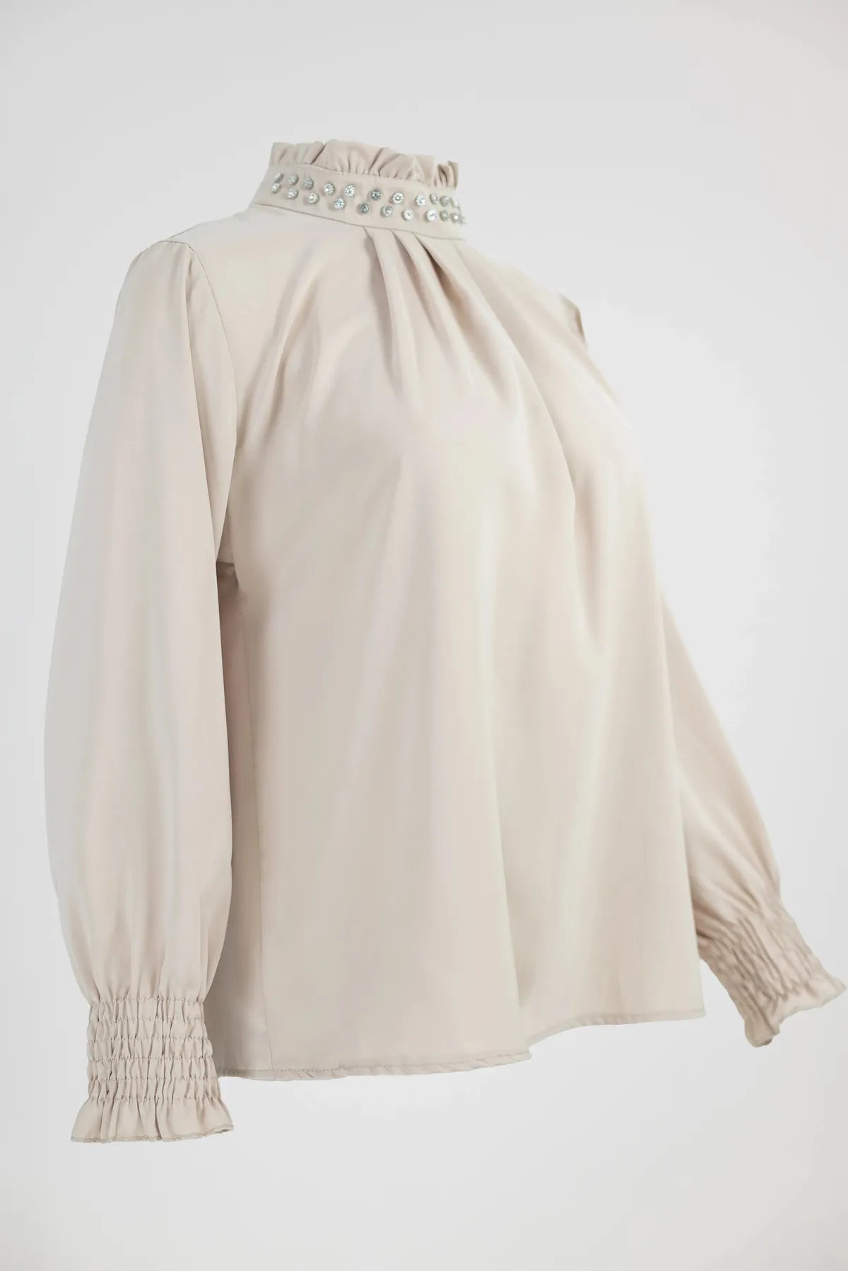 Бежова блуза с декоративна яка и фина драпировка - Tiramisu-блузи-6Sense