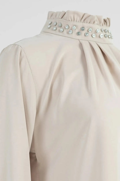 Бежова блуза с декоративна яка и фина драпировка - Tiramisu-блузи-6Sense