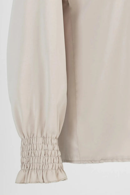 Бежова блуза с декоративна яка и фина драпировка - Tiramisu-блузи-6Sense