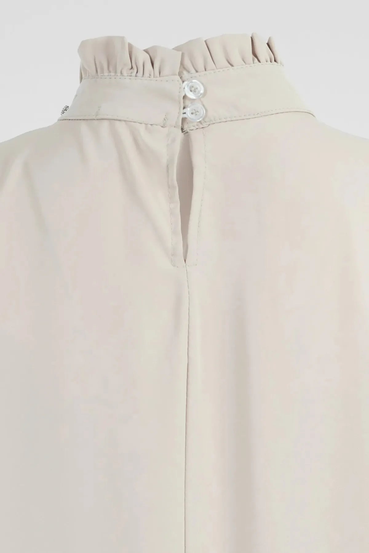 Бежова блуза с декоративна яка и фина драпировка - Tiramisu-блузи-6Sense