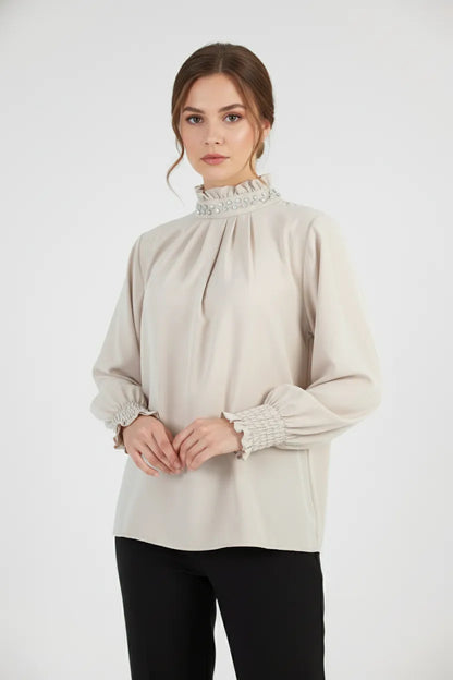 Бежова блуза с декоративна яка и фина драпировка - Tiramisu-блузи-6Sense