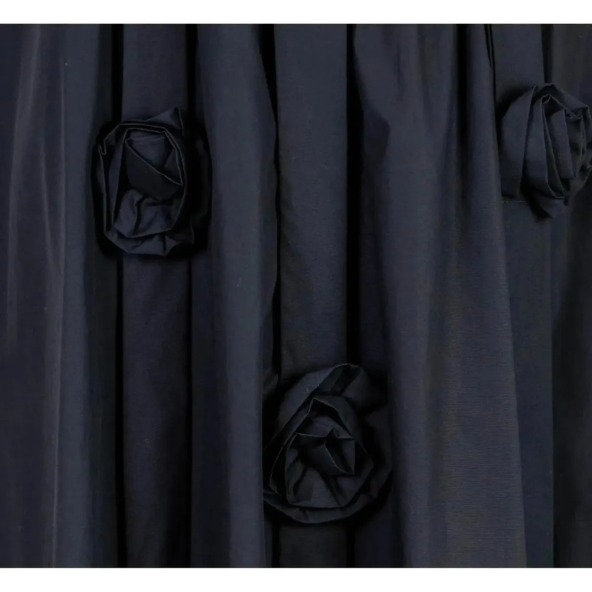 Черна миди пола с 3D рози | колекция есен-зима 6Sense