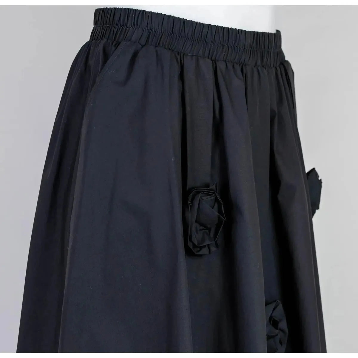 Черна миди пола с 3D рози | колекция есен-зима 6Sense