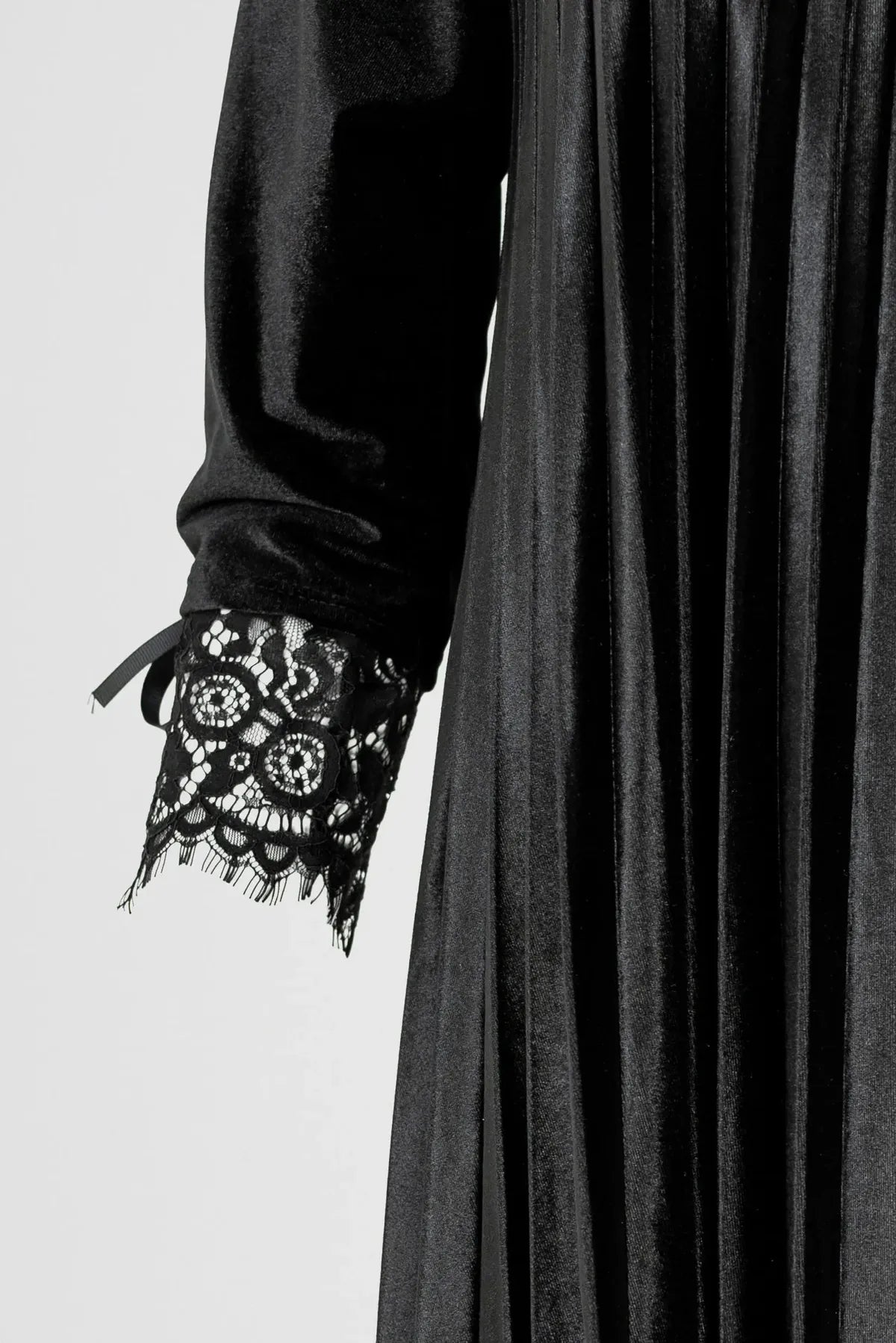 Дамска черна плисирана кадифена рокля с дантела – Midnight Dream-рокли-6Sense