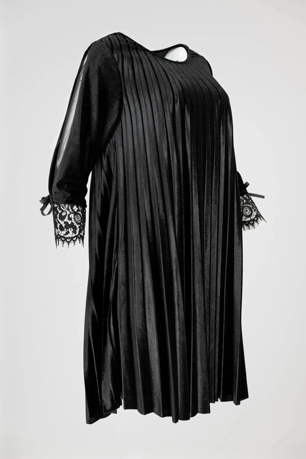 Дамска черна плисирана кадифена рокля с дантела – Midnight Dream-рокли-6Sense