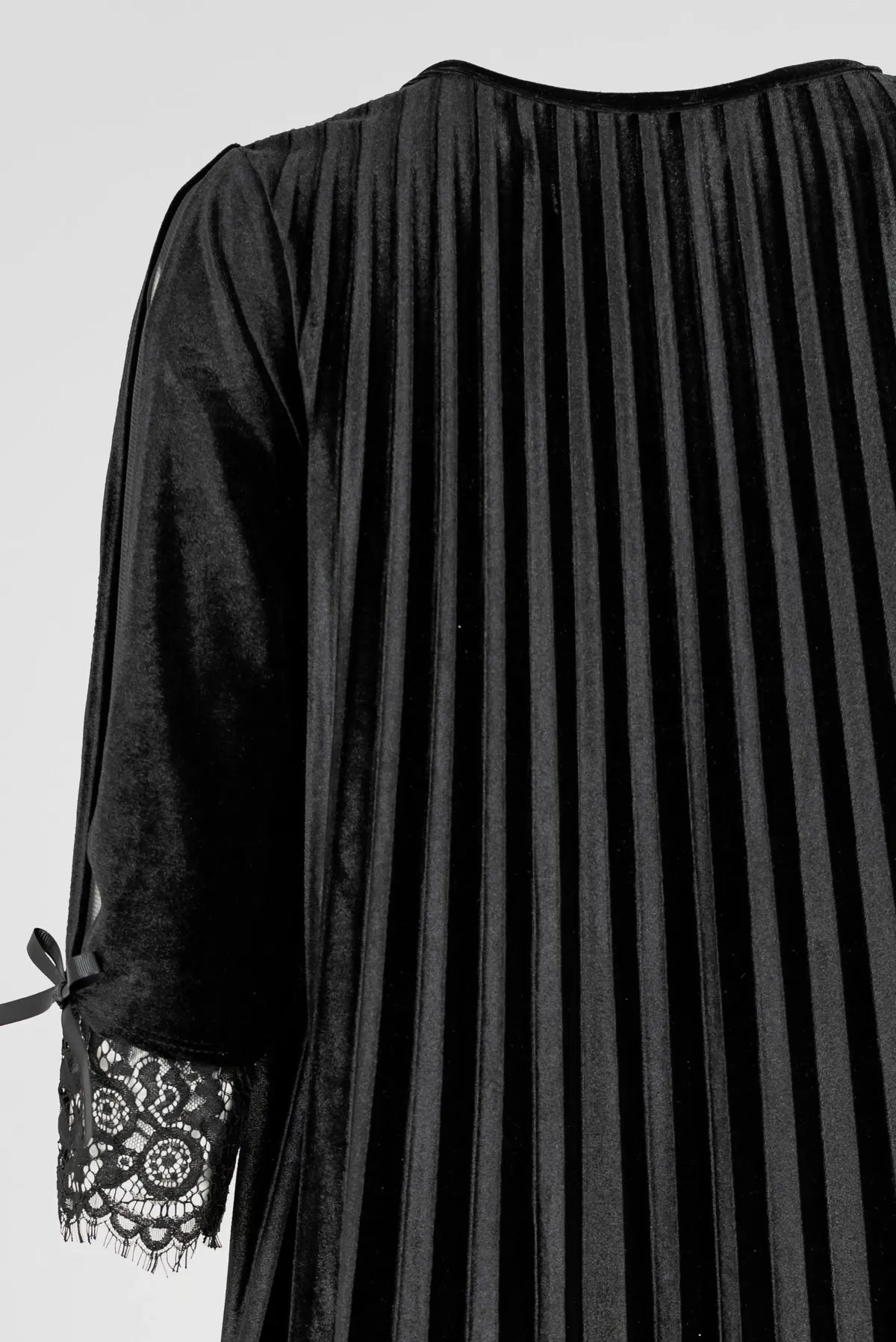 Дамска черна плисирана кадифена рокля с дантела – Midnight Dream-рокли-6Sense