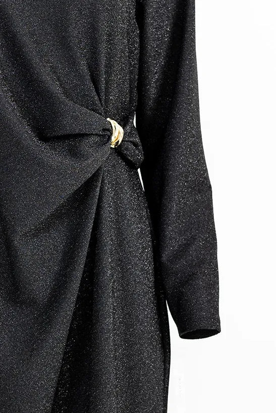 Черна рокля с фин блясък и асиметричен акцент, дизайн с възел и златисто копче.