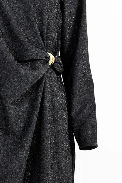 Черна рокля с фин блясък и асиметричен акцент, дизайн с възел и златисто копче.