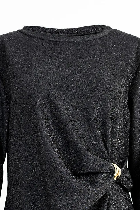 Черна рокля с фин блясък и асиметричен акцент – Black Knot, изразяваща стил и елегантност