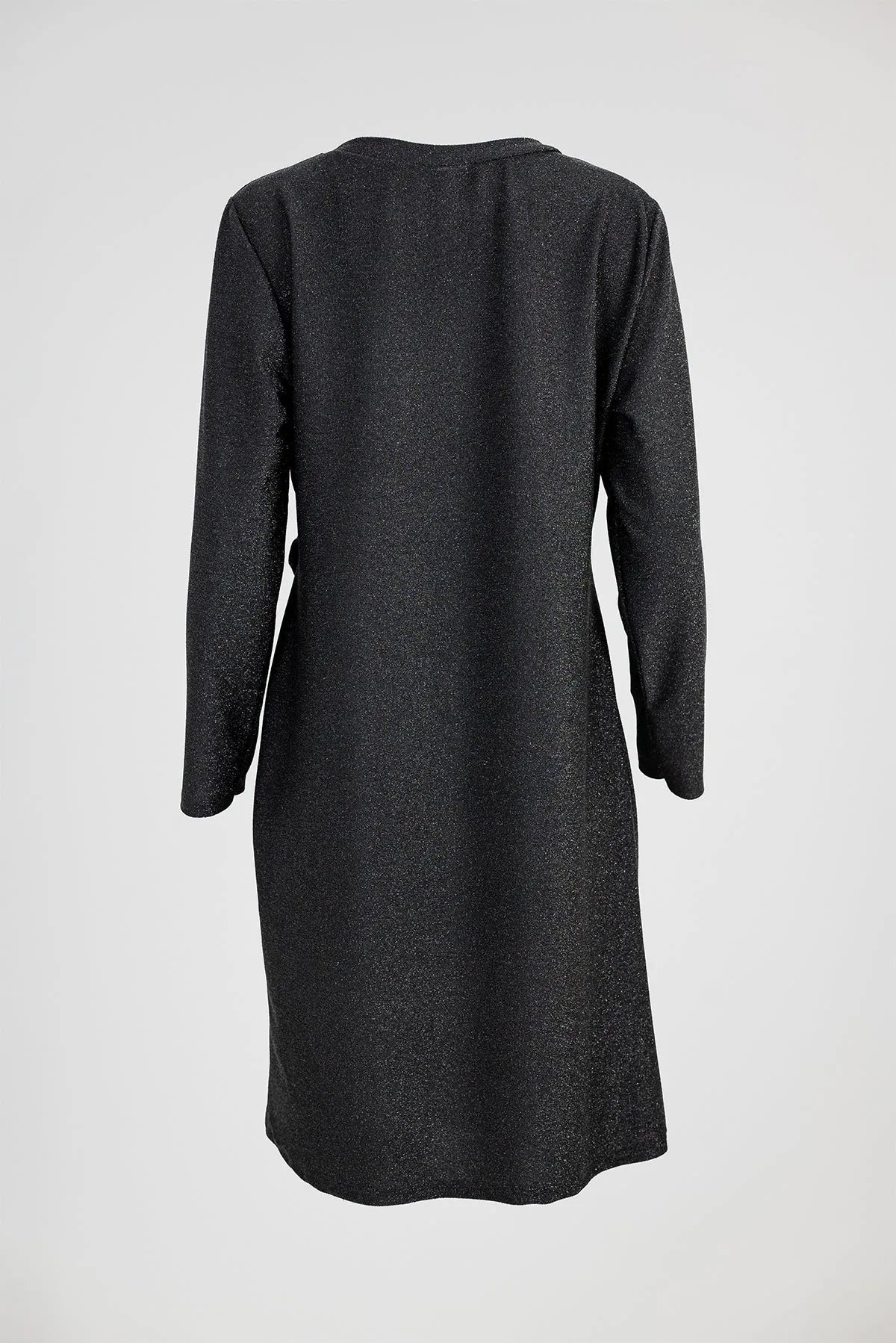 Черна рокля с фин блясък и асиметричен акцент – Black Knot, задна част на роклята.