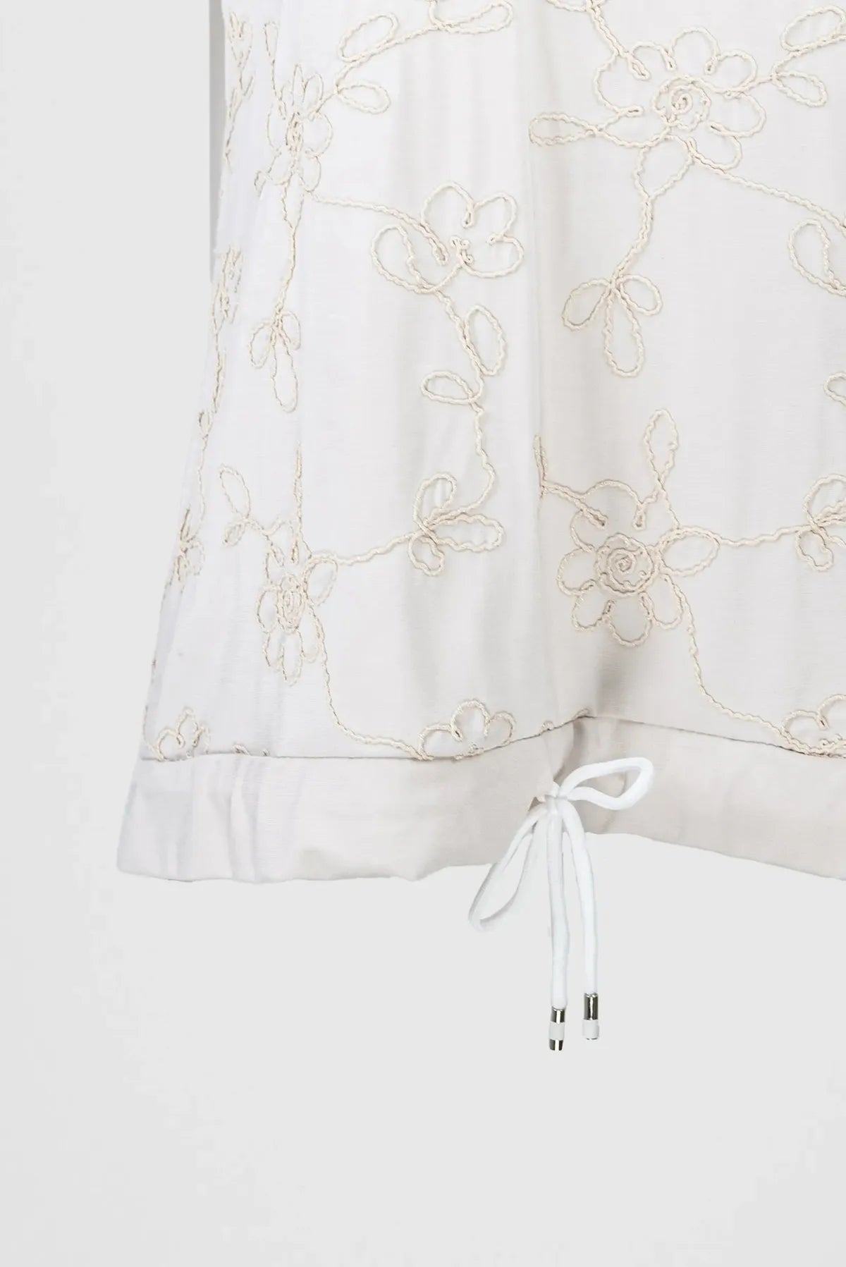 Дамска бежова блуза с флорална бродерия и връзка – Beige Flora-блуза с къс ръкав-6Sense