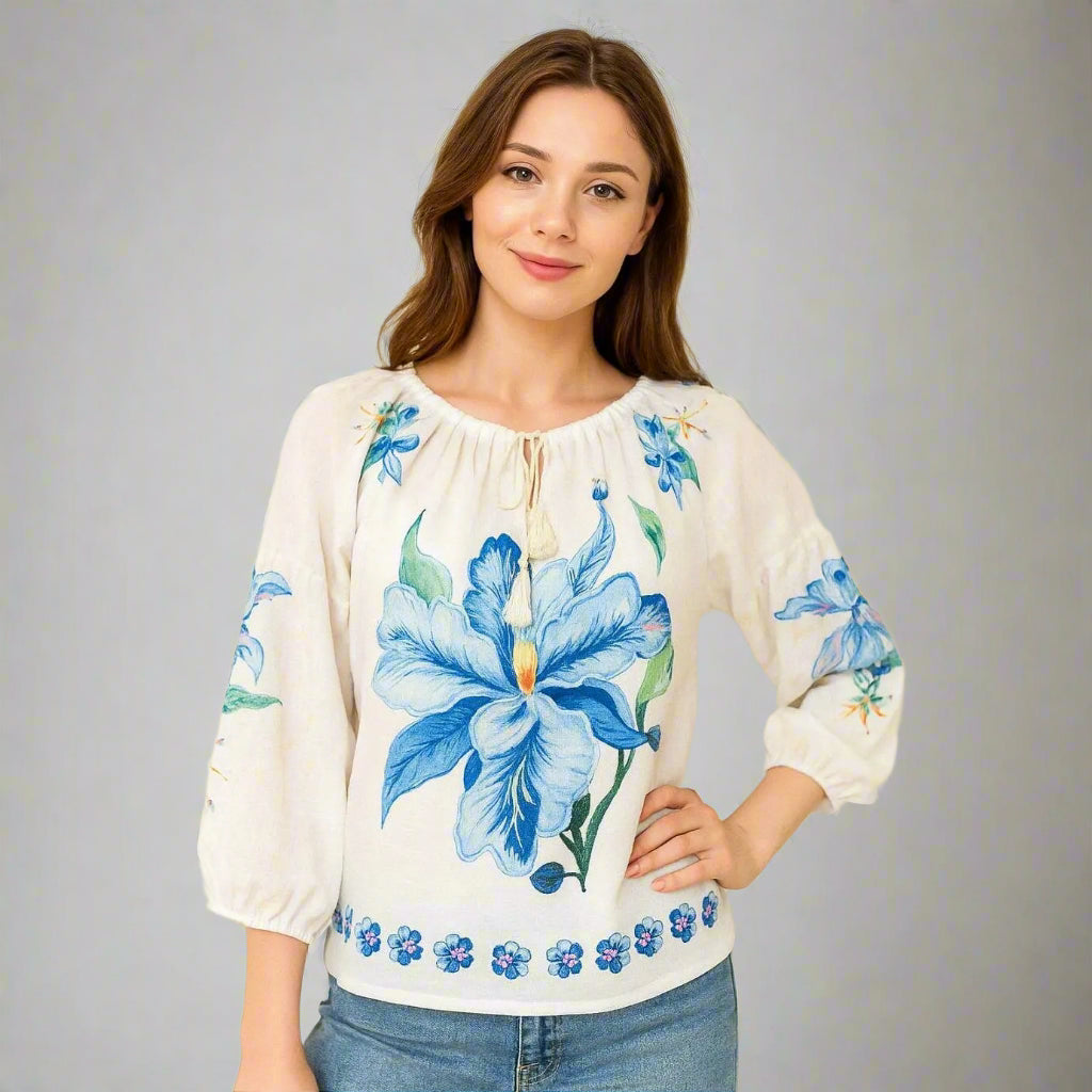 Дамска бяла блуза с кралско синя орхидея | колекция есен-зима 6Sense