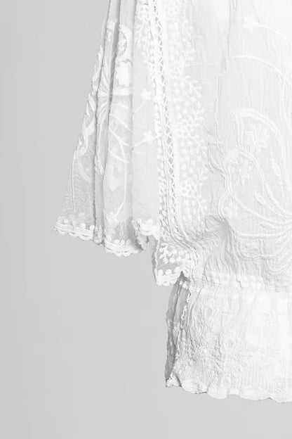 Дамска бяла дантелена блуза White Grace с богата бродерия, ефирен ръкав и ластик в талията.