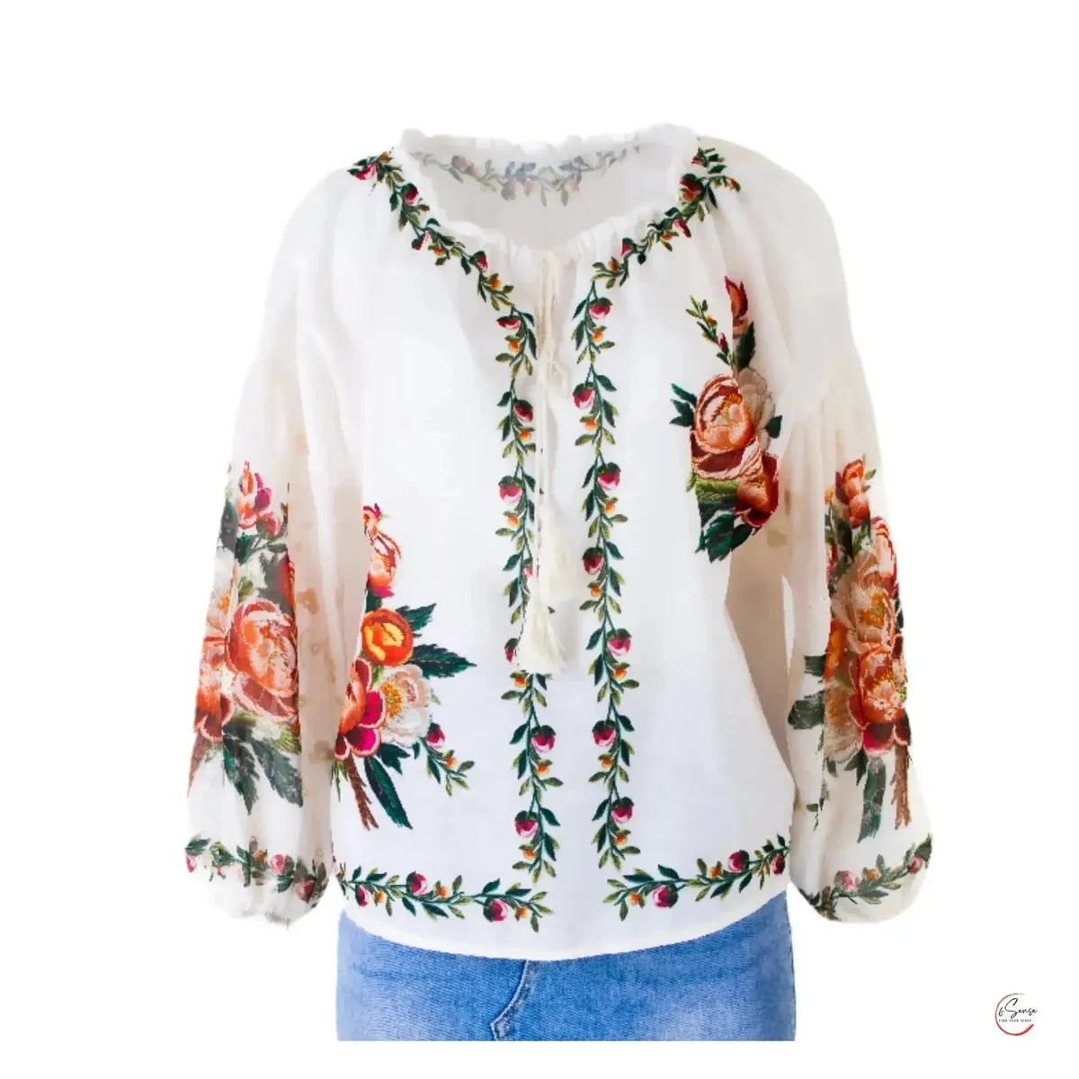 Бяла блуза с пищни цветя – елегантен етно шик
