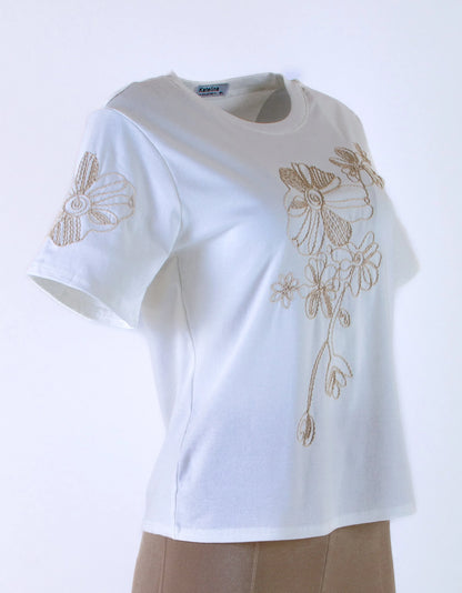 Бяла памучна блуза с бежова флорална бродерия – елегантен акцент за твоя стил