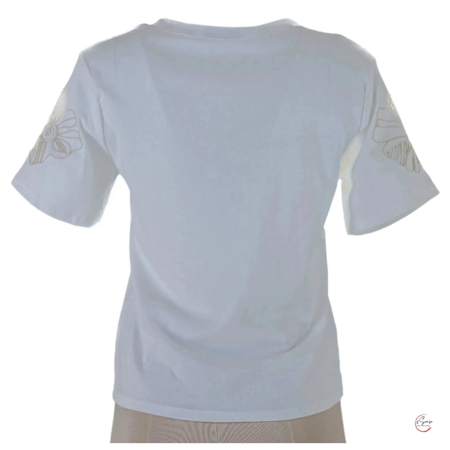 Бяла памучна блуза с бежова флорална бродерия – елегантен акцент за твоя стил