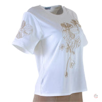 Бяла памучна блуза с бежова флорална бродерия – елегантен акцент за твоя стил