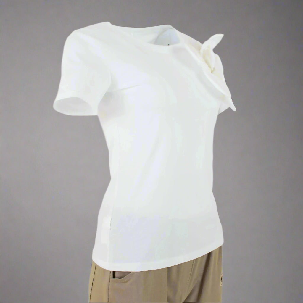 Бяла тениска с 3D цвете – изящество в движение