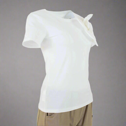 Бяла тениска с 3D цвете – изящество в движение