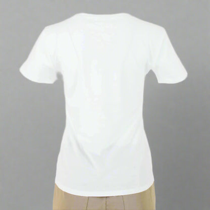 Бяла тениска с 3D цвете – изящество в движение