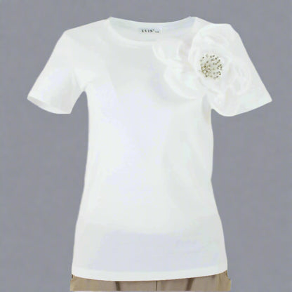 Бяла тениска с 3D цвете – изящество в движение