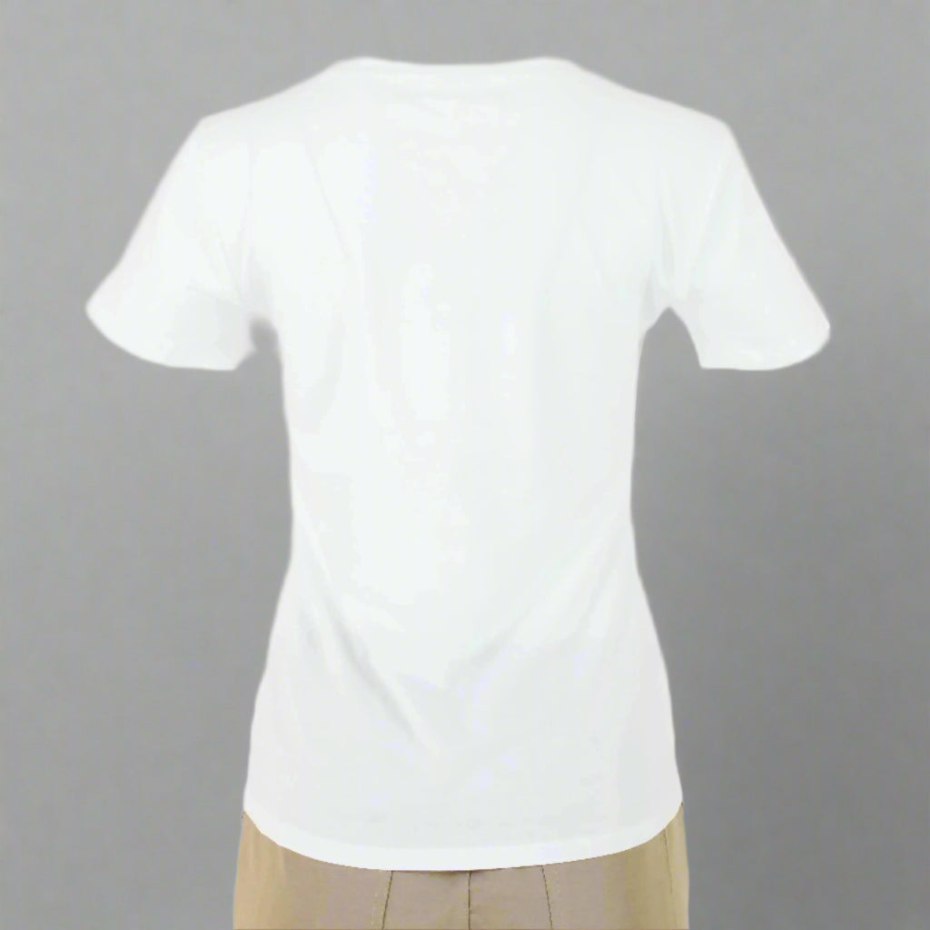 Бяла тениска с 3D цвете – изящество в движение