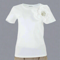 Бяла тениска с 3D цвете – изящество в движение