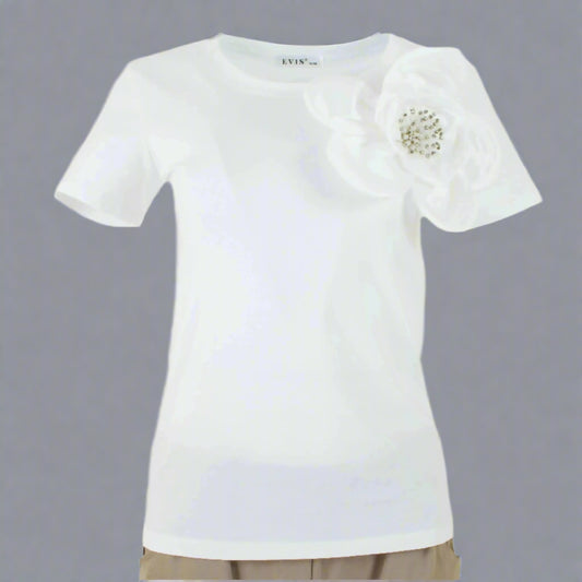 Бяла тениска с 3D цвете – изящество в движение