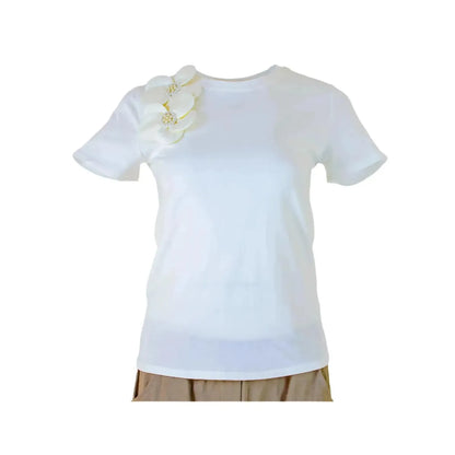 Бяла тениска с 3D цветя – нежност и стил в едно