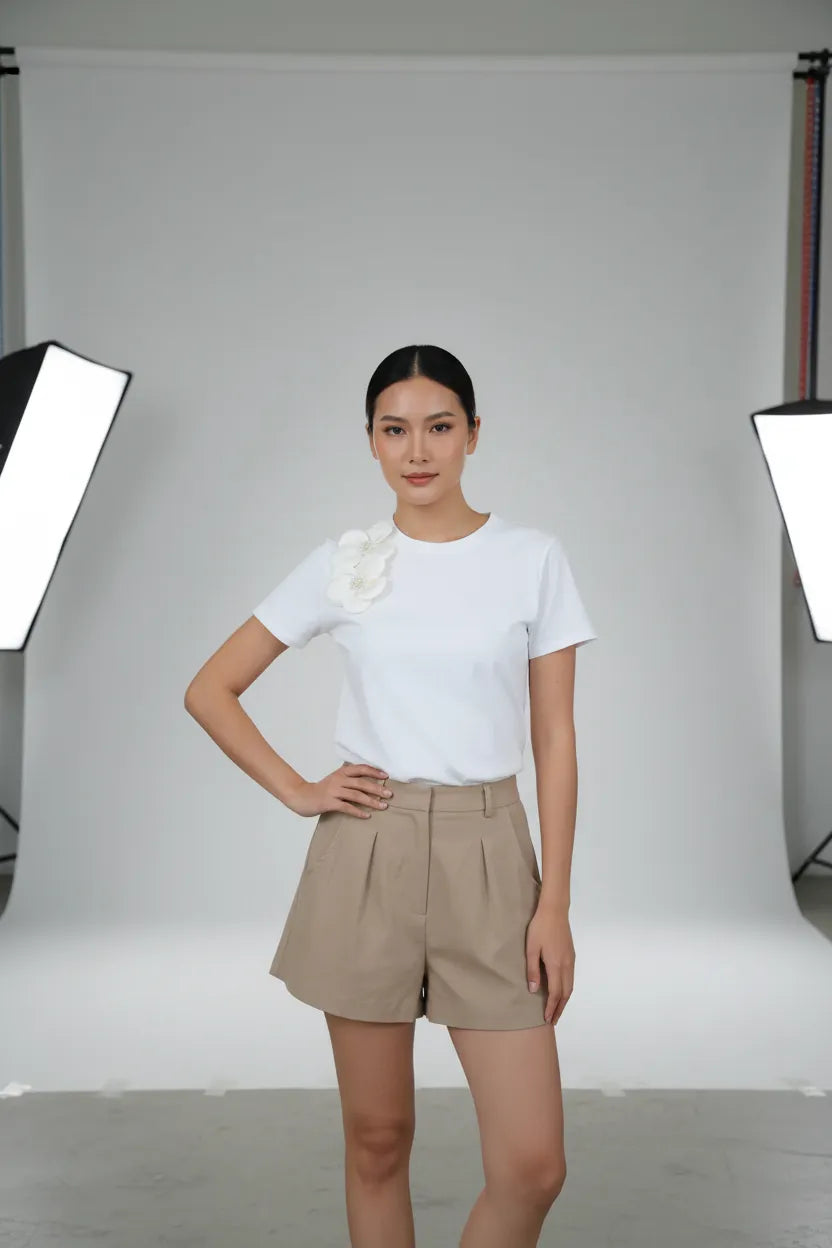 Дамска бяла тениска с 3D цветя - Bloom Point