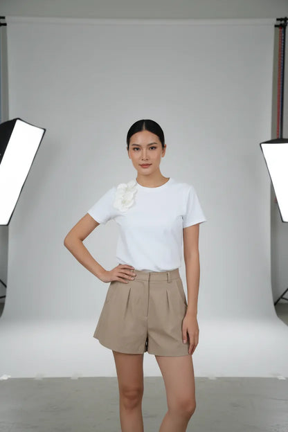 Дамска бяла тениска с 3D цветя - Bloom Point