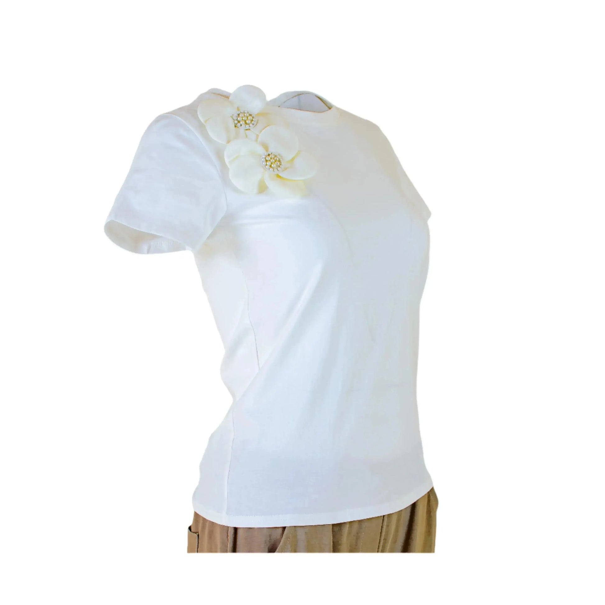 Бяла тениска с 3D цветя – нежност и стил в едно