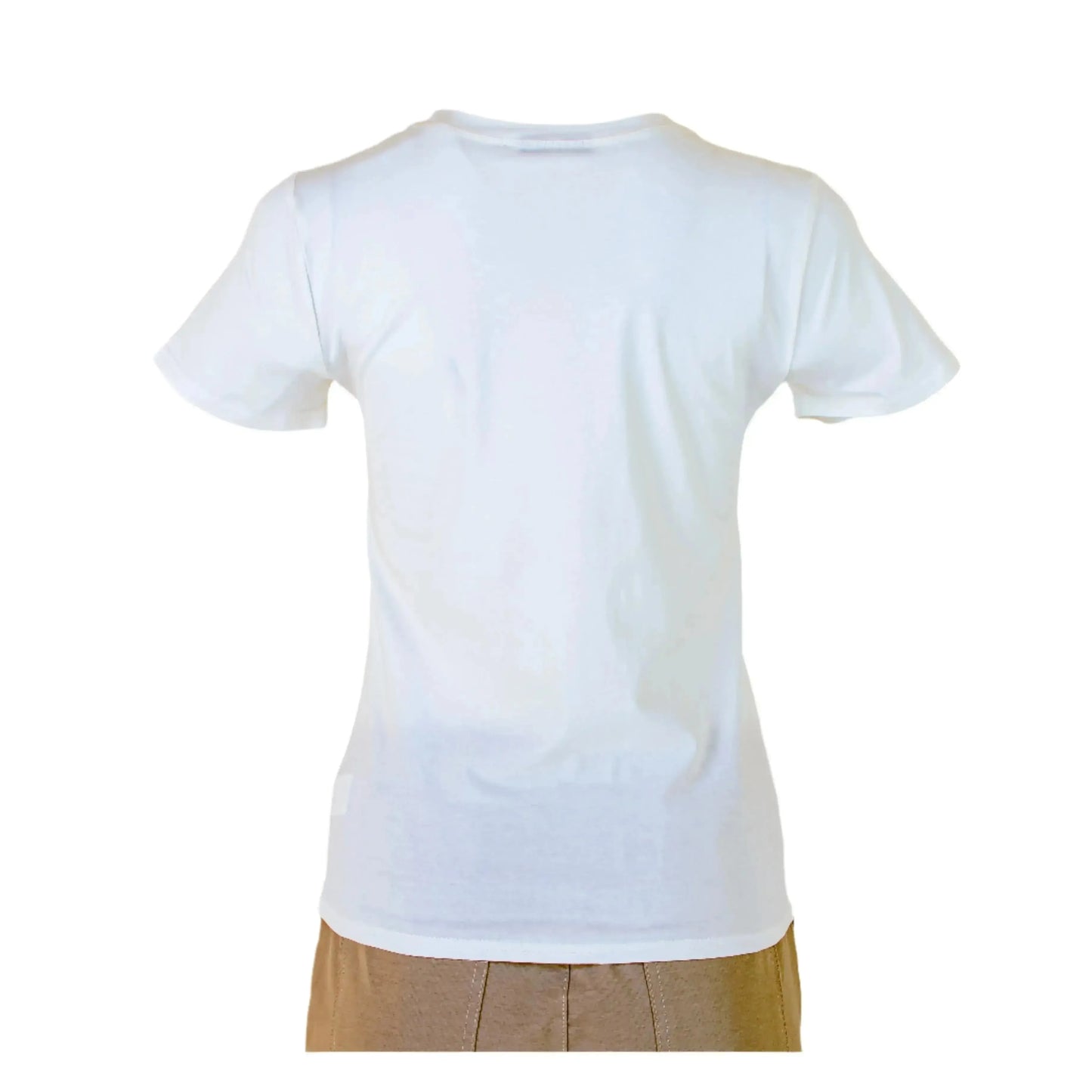 Бяла тениска с 3D цветя – нежност и стил в едно