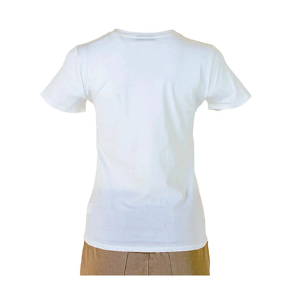 Бяла тениска с 3D цветя – нежност и стил в едно