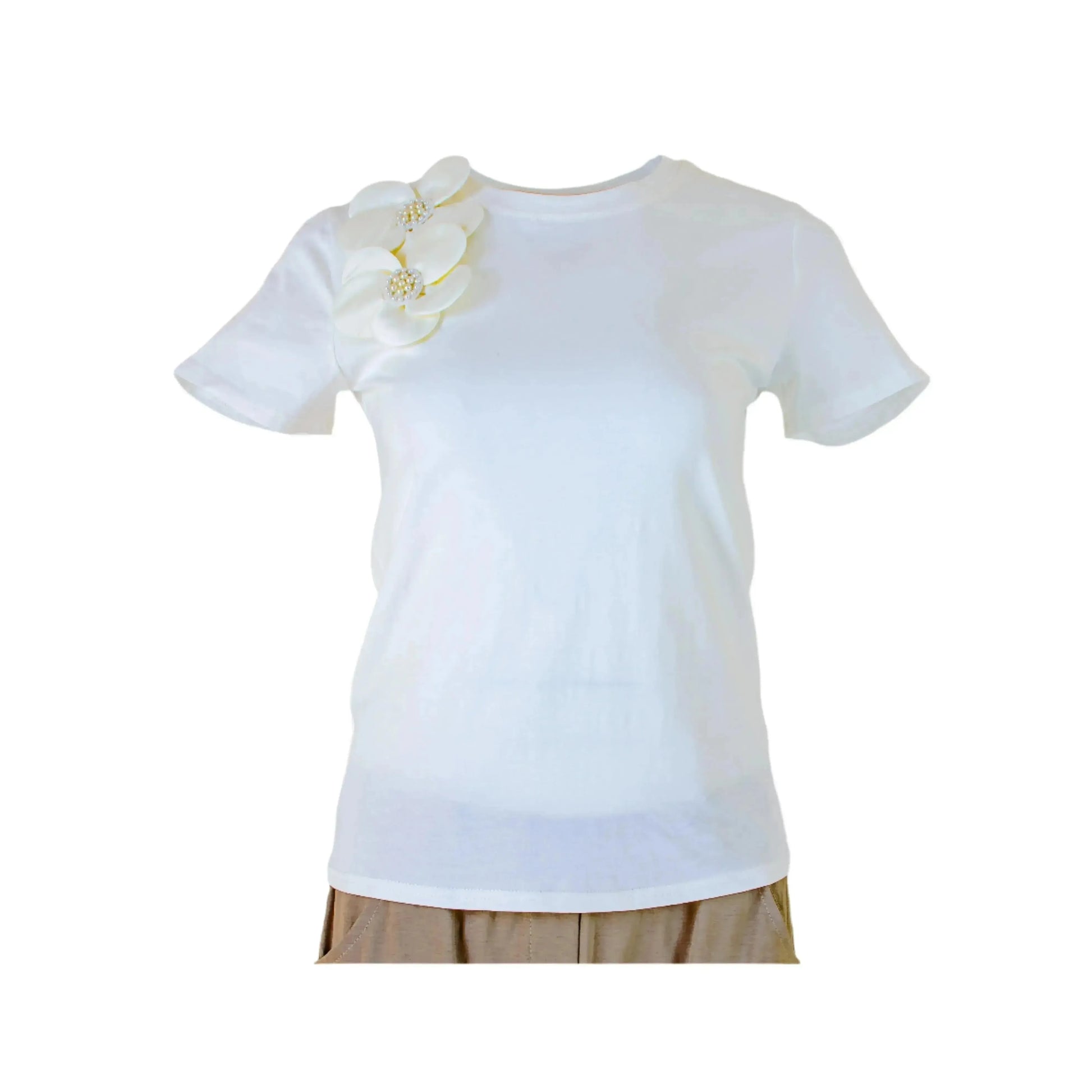 Бяла тениска с 3D цветя – нежност и стил в едно