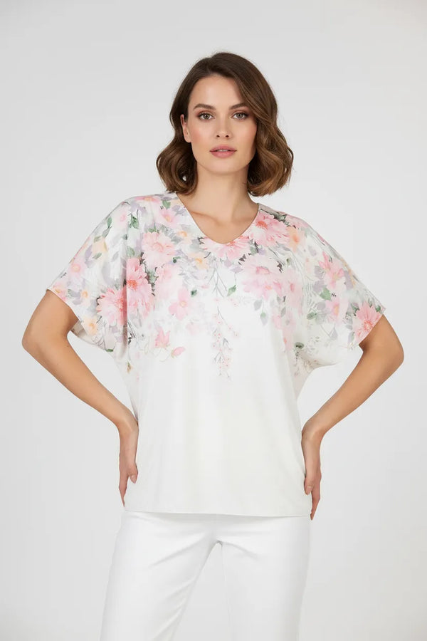 Дамска блуза Blossom Air с V-деколте, къс ръкав и нежен флорален принт в розово и пастелни тонове.