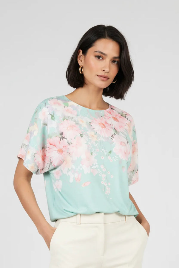 Елегантна дамска блуза Blossom Air в бледо зелено с нежен розов флорален принт, къс ръкав и V-деколте.