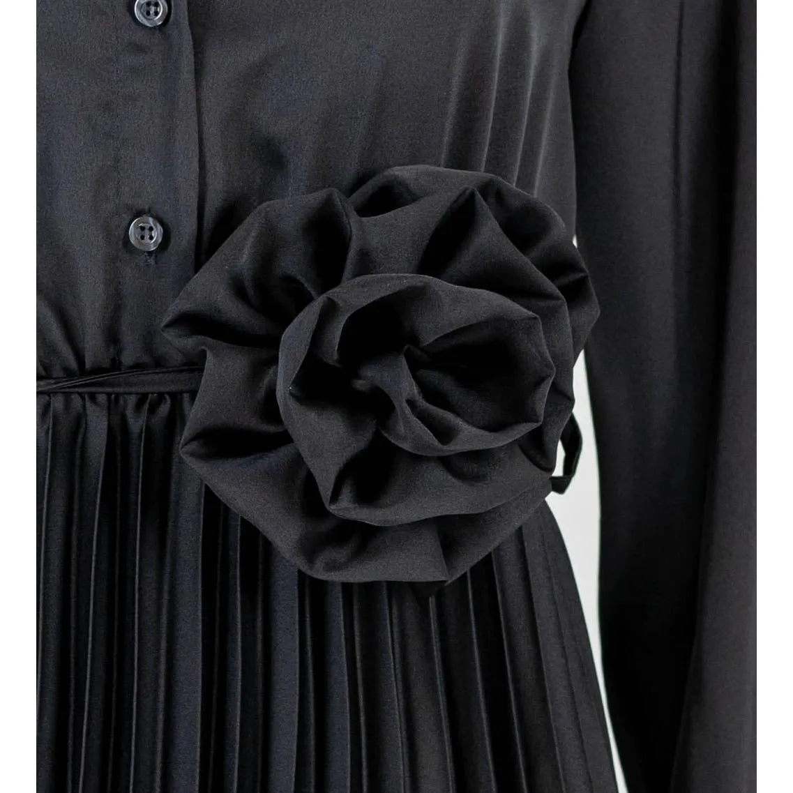 Дамска черна сатенена рокля с плисирана пола | колекция есен-зима 6Sense