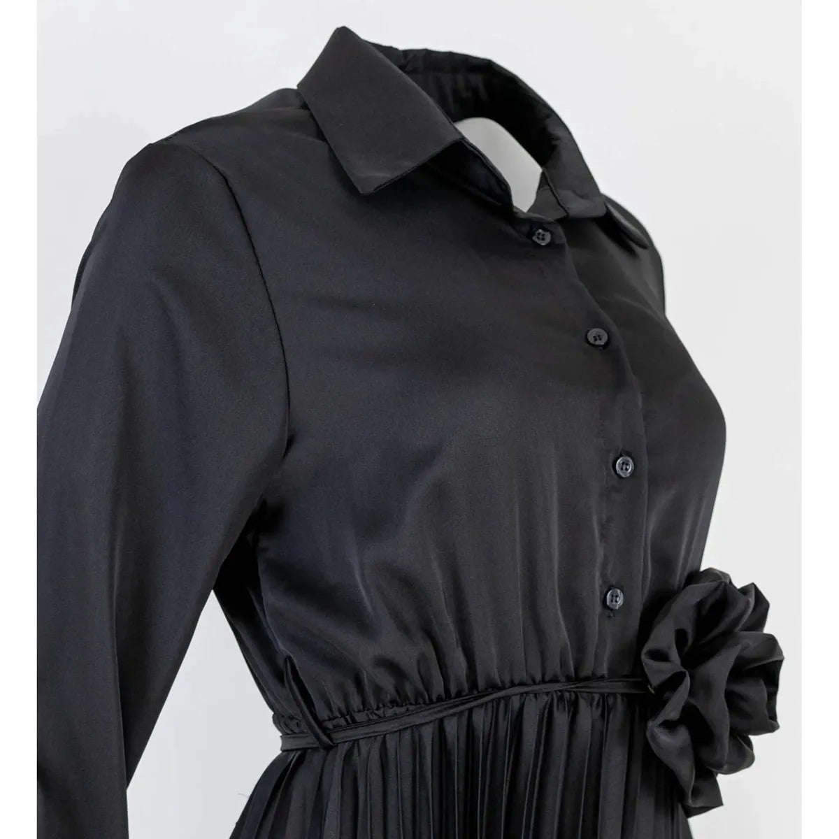 Дамска черна сатенена рокля с плисирана пола | колекция есен-зима 6Sense