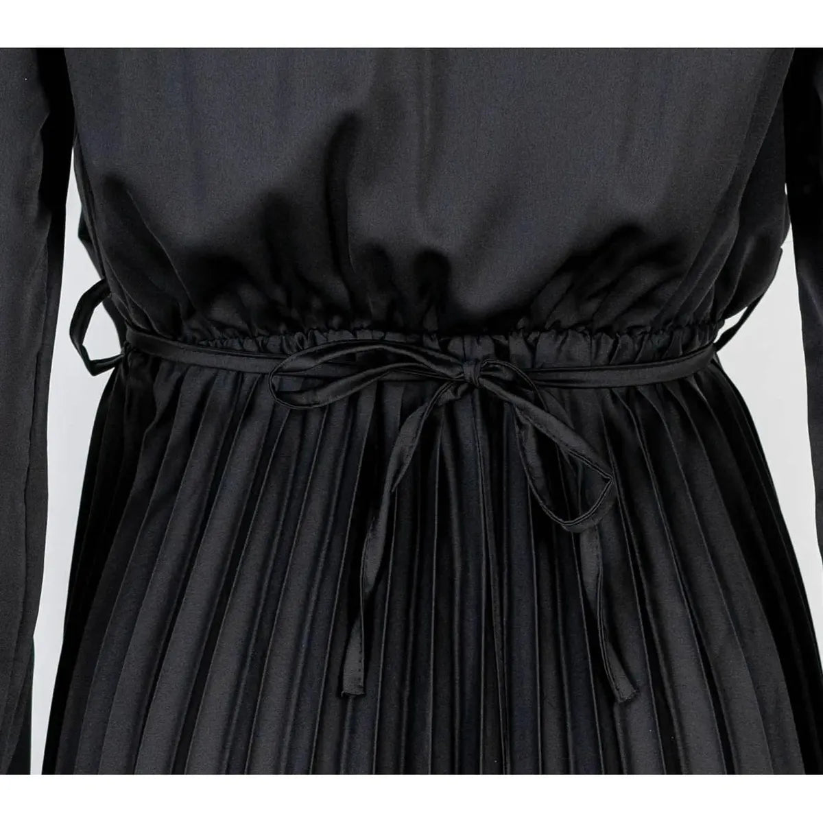 Дамска черна сатенена рокля с плисирана пола | колекция есен-зима 6Sense