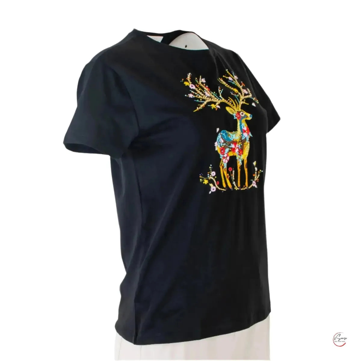 Черна тениска с цветен елен – артистична визия за всеки ден