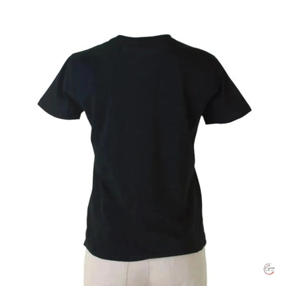 Черна тениска с цветен елен – артистична визия за всеки ден