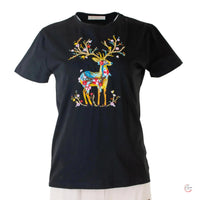 Черна тениска с цветен елен – артистична визия за всеки ден