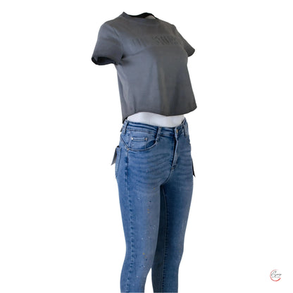 ✨ Графитена дамска тениска с релефен надпис JILLSTUARTS – стил и комфорт в едно! ✨