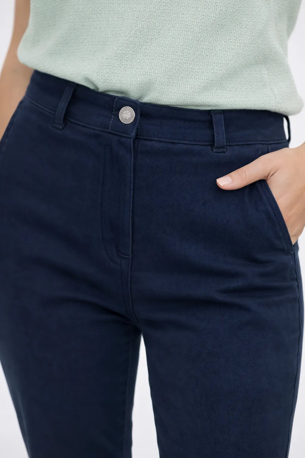 Дамска офис визия - ментов топ с тъмносини еластични дънки Mint Denim Look-Готова визия-6Sense