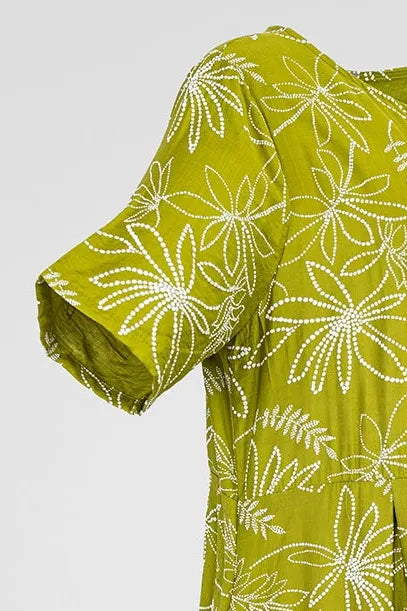 Chic Flora Flow plus size dress in olive green with elegant white floral print, short sleeves, and flowing viscose fabric.